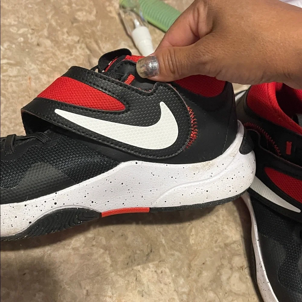 Nike Sneakers 6 Y Kids Team Hustlle D 11 (GS) Mid Top Black University Red